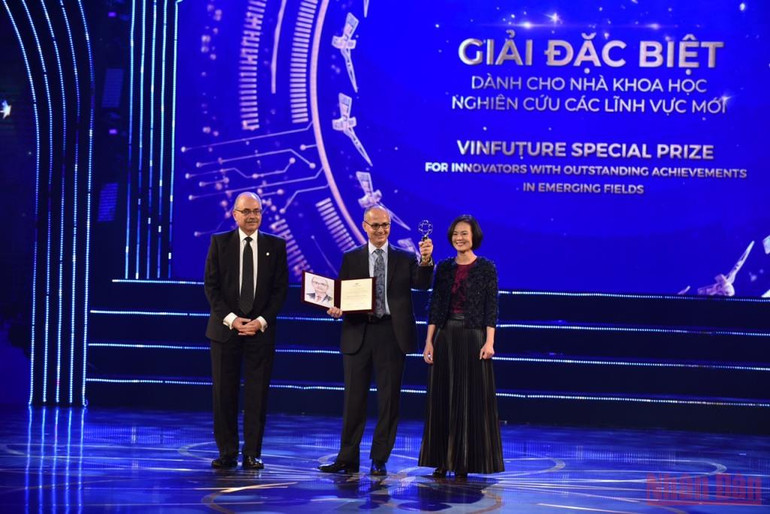 Giải Đặc biệt dành cho “Nhà khoa học nghiên cứu các lĩnh vực mới” được trao cho Giáo sư Omar Yaghi (Mỹ). Những hình ảnh tại lễ trao giải lần thứ nhất Giải thưởng VinFuture -0