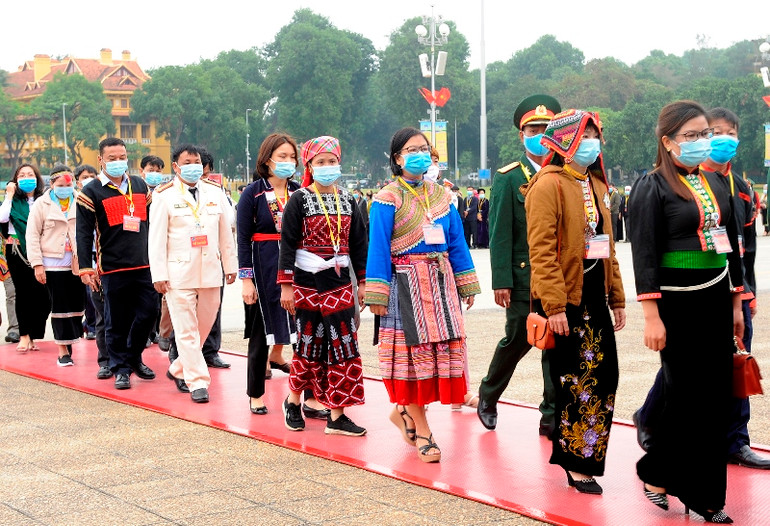 Đoàn đại biểu dự Đại hội đại biểu toàn quốc các dân tộc thiểu số Việt Nam tưởng niệm các Anh hùng liệt sĩ và vào Lăng viếng Chủ tịch Hồ Chí Minh -0
