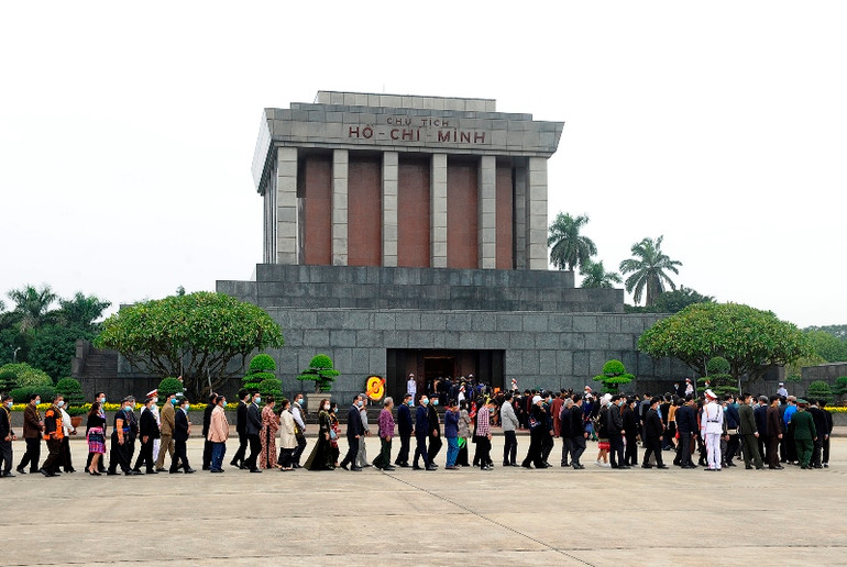 Đoàn đại biểu dự Đại hội đại biểu toàn quốc các dân tộc thiểu số Việt Nam tưởng niệm các Anh hùng liệt sĩ và vào Lăng viếng Chủ tịch Hồ Chí Minh -0