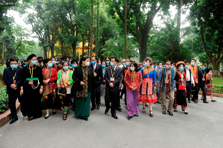 Đoàn đại biểu dự Đại hội đại biểu toàn quốc các dân tộc thiểu số Việt Nam tưởng niệm các Anh hùng liệt sĩ và vào Lăng viếng Chủ tịch Hồ Chí Minh -0