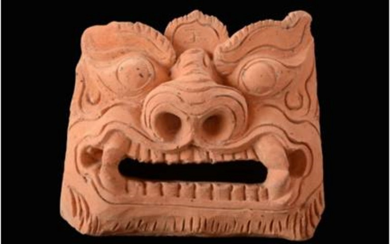 Viên ngói úp đầu bờ dải thời Trần trang trí mặt hình sư tử độc đáo, được tìm thấy năm 2015 tại xã Hồng Minh (Hưng Hà, Thái Bình). Đưa khu di tích khảo cổ học thời Trần ở Thái Bình trở thành di tích cấp Quốc gia -0