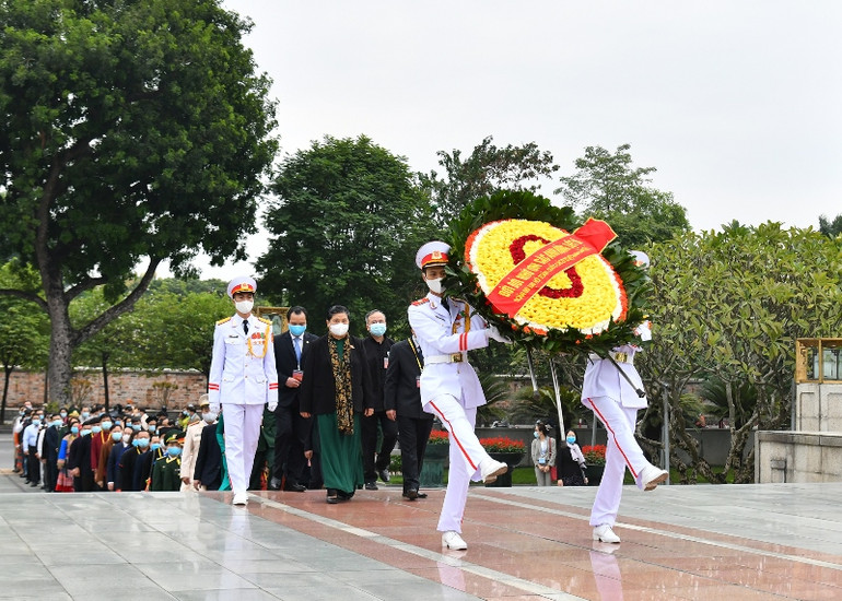Đoàn đại biểu dự Đại hội đại biểu toàn quốc các dân tộc thiểu số Việt Nam tưởng niệm các Anh hùng liệt sĩ và vào Lăng viếng Chủ tịch Hồ Chí Minh -0