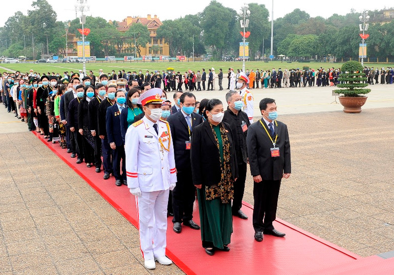 Đoàn đại biểu dự Đại hội đại biểu toàn quốc các dân tộc thiểu số Việt Nam tưởng niệm các Anh hùng liệt sĩ và vào Lăng viếng Chủ tịch Hồ Chí Minh -0