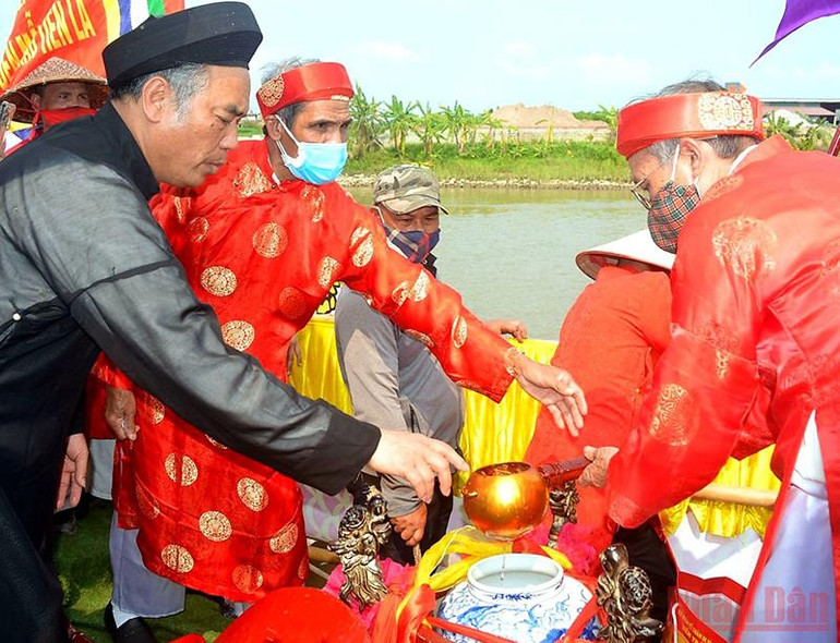 Độc đáo tục rước nước đền Tiên La, Thái Bình -0