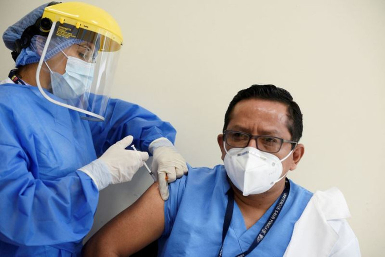 Tiêm phòng Covid-19 cho nhân viên y tế tại Bệnh viện Guasmo ở Guayaquil, Ecuador. (Ảnh: REUTERS) Ca mắc Covid-19 toàn cầu vượt mốc 470 triệu -0