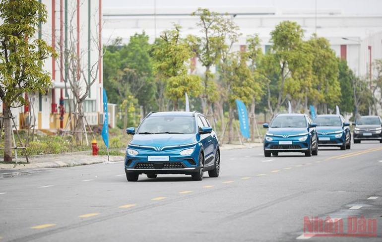 VinFast xuất xưởng và bàn giao lô ô-tô điện VF e34 đầu tiên cho khách hàng -0