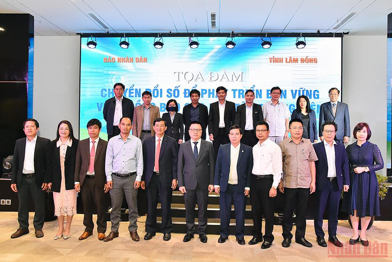 Các đồng chí lãnh đạo Báo Nhân Dân, tỉnh Lâm Đông và tỉnh Đắk Nông cùng các đại biểu tại buổi tọa đàm. (Ảnh: THỦY NGUYÊN) Cần “cú huých” cho chuyển đổi số trong nông nghiệp ở Tây Nguyên -0