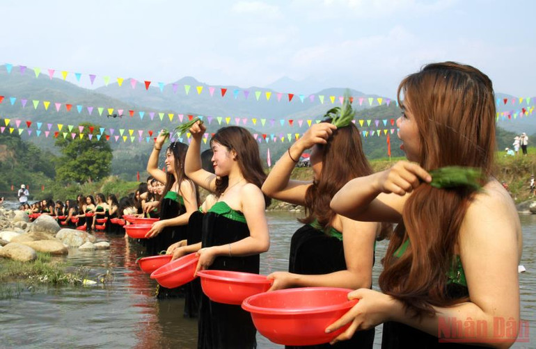 Dùng lá xanh vuốt nước gội đầu lên tóc với hàm ý tượng trưng việc vẩy nước thiêng để xua đuổi tà ma, cái xấu, điềm hung. Về Lai Châu vui hội té nước, gội đầu -0