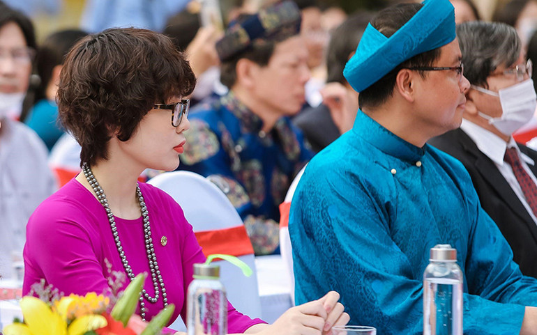 Huế chính thức tiếp nhận 2 cổ vật giá trị do Tập đoàn Sunshine hiến tặng -0