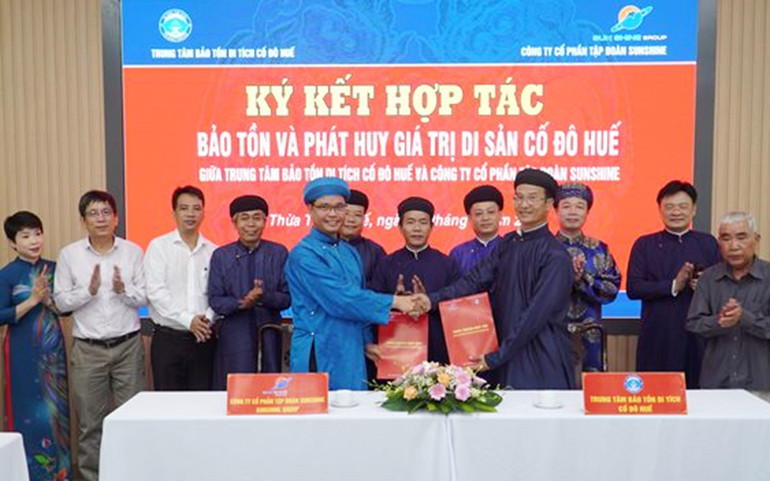 Huế chính thức tiếp nhận 2 cổ vật giá trị do Tập đoàn Sunshine hiến tặng -0