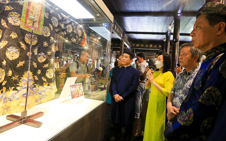 Huế chính thức tiếp nhận 2 cổ vật giá trị do Tập đoàn Sunshine hiến tặng -0