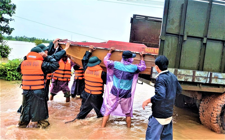 Cán bộ, chiến sĩ Bộ đội Biên phòng tỉnh Đắk Lắk phối hợp Đoàn Kinh tế Quốc phòng 737 (Quân khu 5) triển khai phương tiện kịp thời cứu giúp các hộ dân bị ngập lụt, di dời người và tài sản đến nơi an toàn. (Ảnh: Ngọc Lân) Khẩn trương khắc phục hậu quả mưa lũ trên địa bàn huyện Ea Súp -0