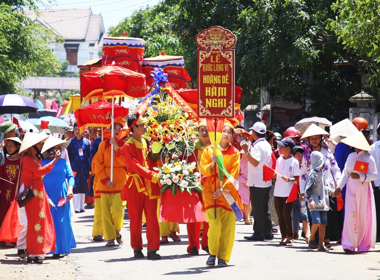 Nhân dân Cam Lộ đứng đón đoàn rước long vị Vua Hàm Nghi. Khánh thành Đền tưởng niệm và lễ rước, an vị long vị Vua Hàm Nghi -0
