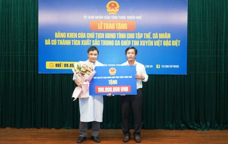 Chủ tịch UBND tỉnh Nguyễn Văn Phương trao tặng 100 triệu đồng cho ê-kíp ca ghép tim xuyên Việt đặc biệt này. (Ảnh: Hiếu - Minh) Tặng bằng khen cho ê-kíp ca ghép tim xuyên Việt đặc biệt -0