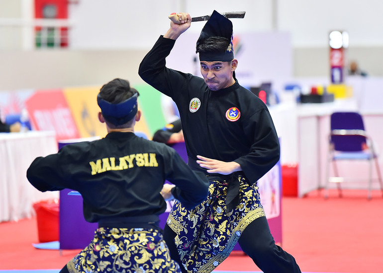 Đôi vận động viên Malaysia tại phần thi vòng loại nội dung đôi nam Ganda. Khởi tranh thi đấu môn Pencak Silat tại SEA Games 31 -1