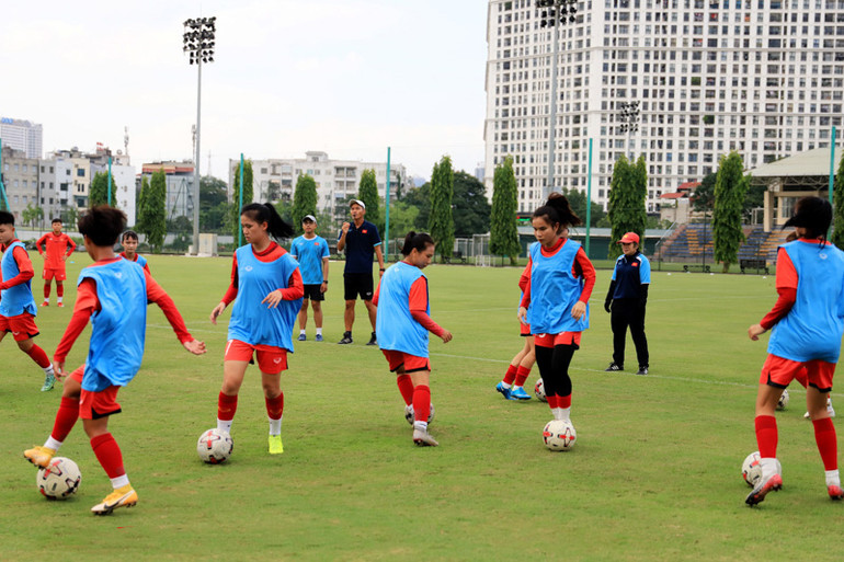 Đội tuyển nữ U18 quốc gia hào hứng trong ngày tập đầu tiên -2