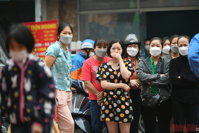 Ánh mắt lo lắng, mừng vui lẫn lộn của các bậc phụ huynh ngày đầu con đến trường. (Ảnh: THÀNH ĐẠT) “Ngày đầu tiên” đến trường của học sinh lớp 1 tại Hà Nội -0