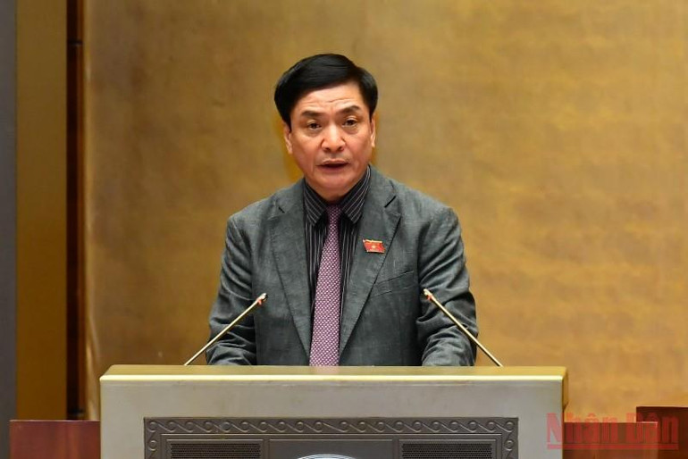 Tổng Thư ký Quốc hội Bùi Văn Cường trình bày Báo cáo tiếp thu, giải trình và chỉnh lý dự thảo Luật Thi đua, khen thưởng (sửa đổi), chiều 15/6. (Ảnh: KHOA LINH) Bổ sung đối tượng được xét tặng danh hiệu Nghệ sĩ nhân dân, Nghệ sĩ ưu tú -0
