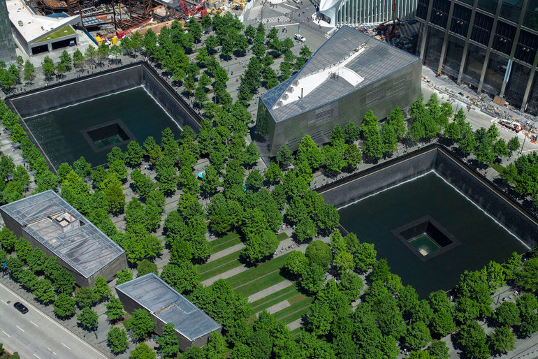 Theo 911groundzero.com, kế hoạch xây dựng khu tưởng niệm đã được "thai nghén" từ rất sớm, ngay sau sự kiện 11/9. Năm 2003, Tập đoàn Phát triển Lower Manhattan, một cơ quan của chính quyền với mục tiêu duy nhất là xây lại Trung tâm Thương mại thế giới, đã tổ chức cuộc thi thiết kế quy mô quốc tế. Ban tổ chức đã nhận được hơn 5.000 bài dự thi được gửi từ 63 quốc gia trên thế giới. Trong đó, thiết kế của hai kiến trúc sư Michael Arad và Peter Walker đã được lựa chọn. Khu tưởng niệm chính thức mở cửa đón công chúng vào ngày 11/9/2011. (Ảnh: Jin S. Lee/911memorial.org) 11/9 -0