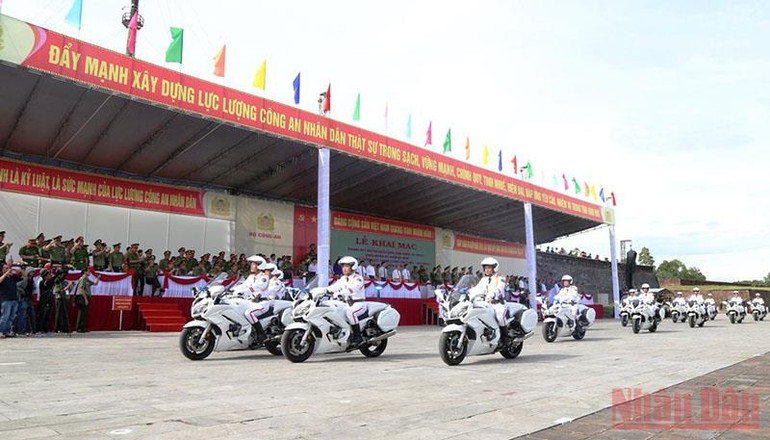 Phần trình diễn xe mô-tô của lực lượng Bộ Tư lệnh Cảnh vệ. Chung kết Hội thi Điều lệnh, bắn súng, võ thuật Công an nhân dân khu vực phía Nam -0
