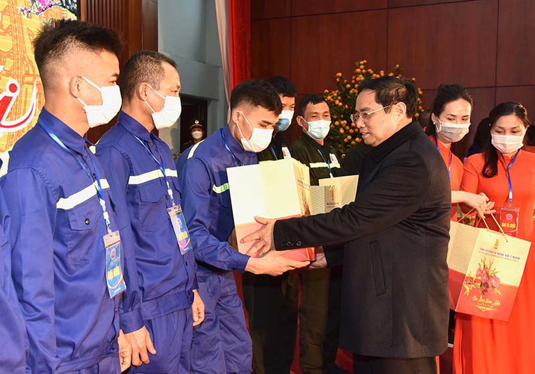Thủ tướng Phạm Minh Chính tặng quà Tết cho công nhân, người lao động ngành than. Kíp trực xin yk ghép tin -0