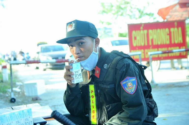 Hàng triệu ly sữa tươi sạch và đồ uống tốt cho sức khỏe được trao tặng đến người dân và lực lượng tuyến đầu chống dịch. Tập đoàn TH trao tặng ngành y 34 máy thở, chung tay vì sức khỏe cộng đồng -0