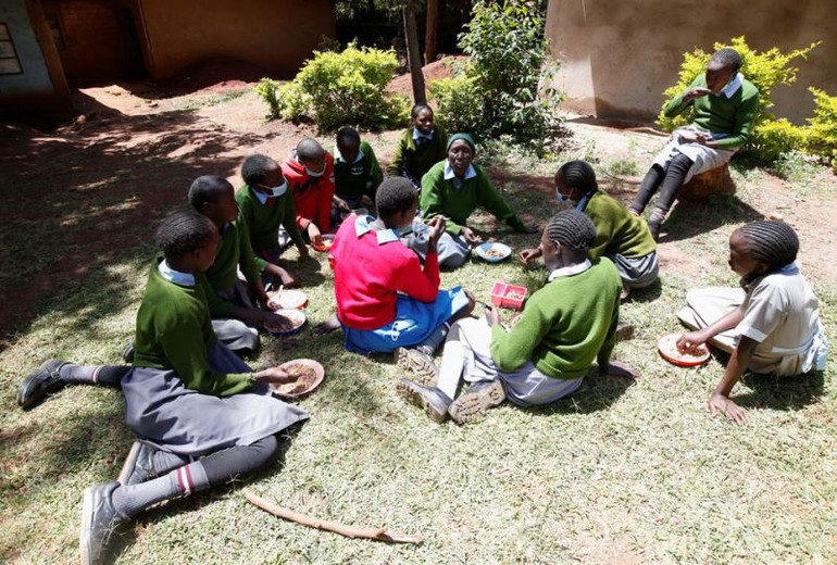 Trở lại trường ở tuổi 98, cụ bà Kenya nêu gương sáng hiếu học -0