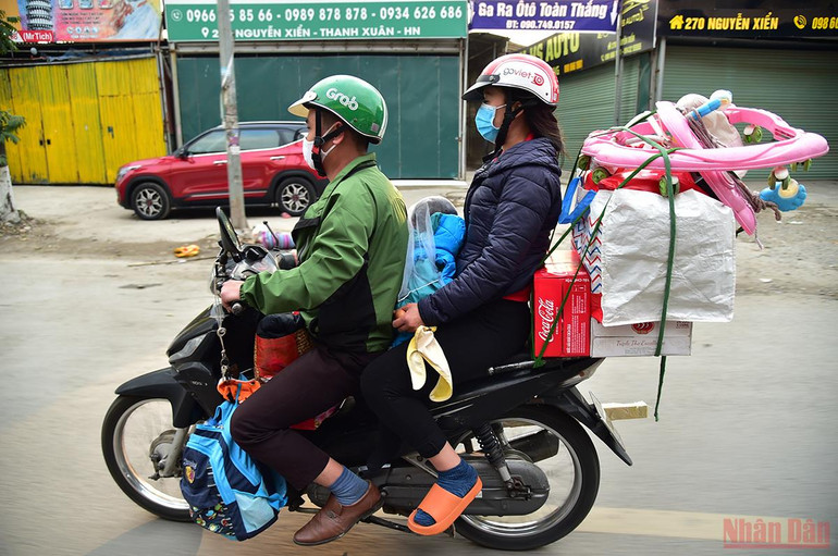 Hà Nội: Người dân lỉnh kỉnh đồ đạc về quê ăn Tết, nhiều tuyến đường ùn ứ -0
