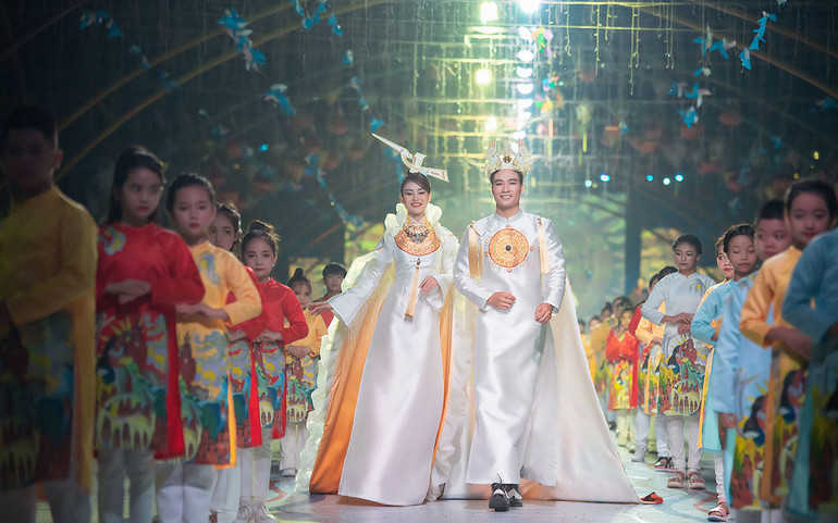 Bùi Xuân Đạt và Lý Kim Thảo trong mẫu thiết kế của nhà tạo mẫu Tạ Linh Nhân. Hơn 200 mẫu nhí trình diễn khởi động Dự án Lễ hội Áo dài trẻ em Việt Nam 2022 -0