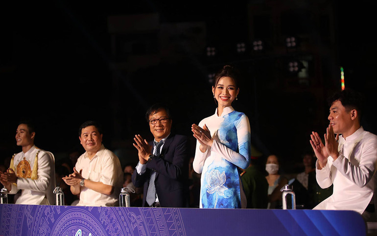 Ban giám khảo gồm nhiều gương mặt tên tuổi: NSND Trọng Trinh – Trưởng Ban giám khảo, NTK Tạ Linh Nhân, Đương kim Hoa hậu Việt Nam Đỗ Thị Hà, ông Đào Xuân Quỳnh – Phó Giám đốc Đài Phát thanh và Truyền hình tỉnh Phú Thọ, Quán quân Vietnam Fitness Model 2019 Bùi Xuân Đạt. Hơn 200 mẫu nhí trình diễn khởi động Dự án Lễ hội Áo dài trẻ em Việt Nam 2022 -0