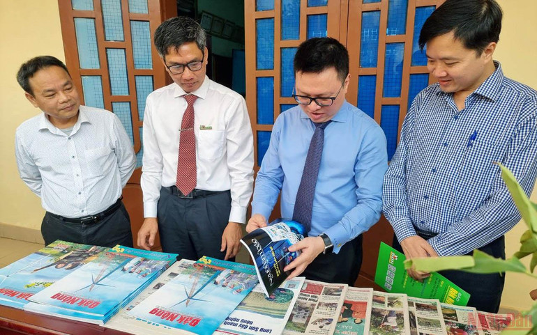 Đồng chí Lê Quốc Minh và Đoàn công tác Báo Nhân Dân tại tòa soạn Báo Đắk Nông. Đoàn công tác Báo Nhân Dân thăm và làm việc tại Đắk Nông -0