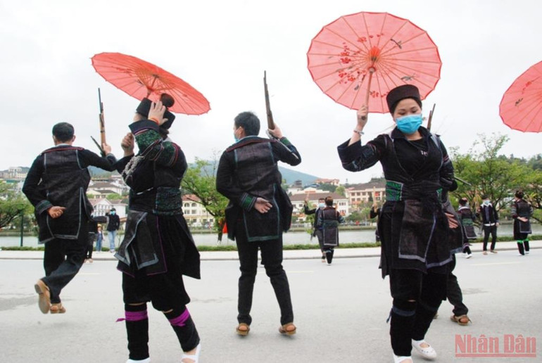 Tưng bừng canaval đường phố Sa Pa -0