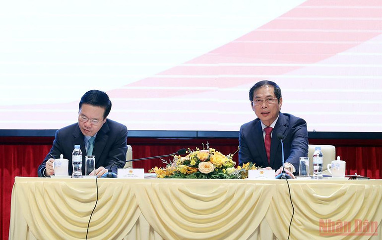 Thường trực Ban Bí thư Võ Văn Thưởng và Bộ trưởng Ngoại giao Bùi Thanh Sơn chủ trì và điều hành nội dung thảo luận tại Hội nghị. (Ảnh Duy Linh) Nâng cao công tác xây dựng Đảng trong lĩnh vực đối ngoại -0