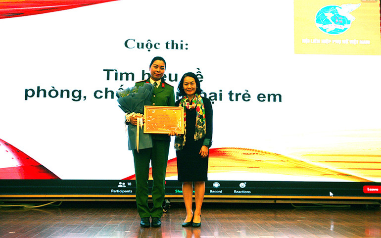 Phó Chủ tịch Thường trực Hội Liên hiệp phụ nữ Việt Nam Bùi Thị Hòa (phải) trao giải Nhất cho tác giả. Kết quả tổ chức Cuộc thi trắc nghiệm trực tuyến “Tìm hiểu về phòng, chống xâm hại trẻ em” -0