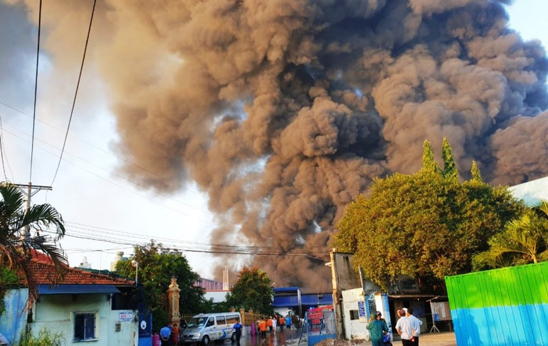 Cháy lớn tại công ty kinh doanh phế liệu tại Bình Dương -0