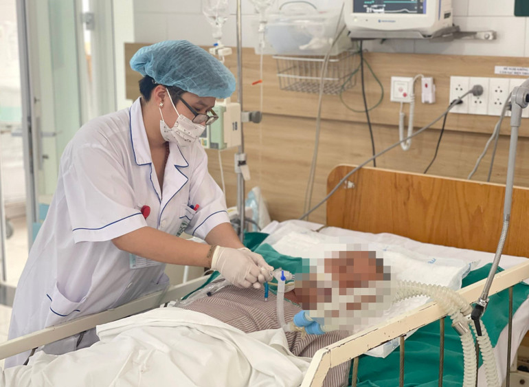 Bệnh nhân ngộ độc rượu đang được điều trị tích cực. Gia tăng tình trạng ngộ độc rượu chứa cồn công nghiệp methanol -0