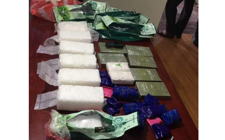 Tang vật vụ án. Thái Bình bắt hai đối tượng, thu giữ 13 bánh heroin cùng nhiều tang vật -0