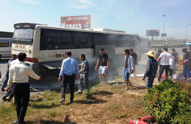 Kịp thời dập tắt vụ cháy xe khách -0