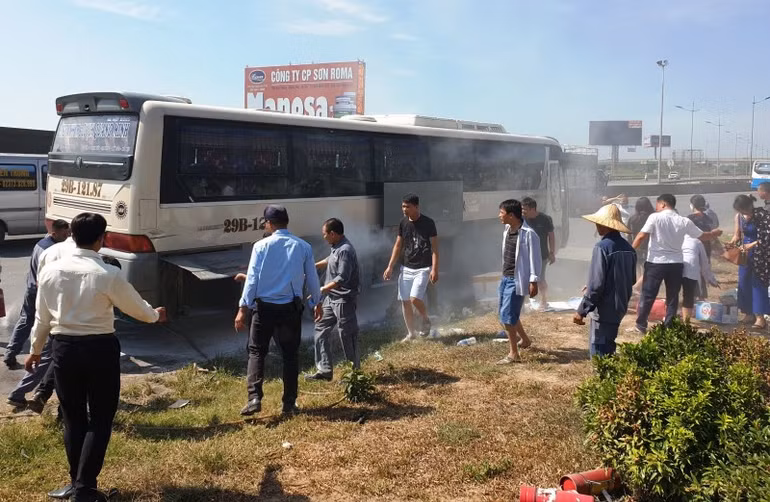 Kịp thời dập tắt vụ cháy xe khách -0