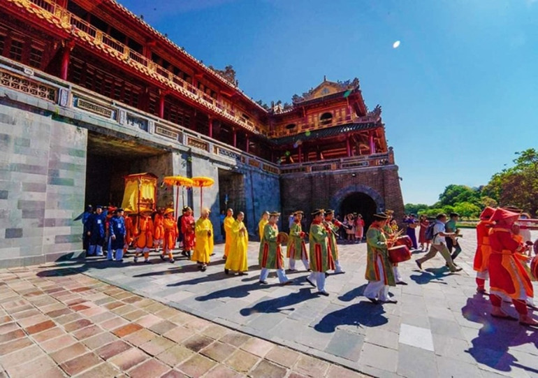 Đoàn rước long vị Vua Hàm Nghi rời khỏi Đại nội Huế. Khánh thành Đền tưởng niệm và lễ rước, an vị long vị Vua Hàm Nghi -0