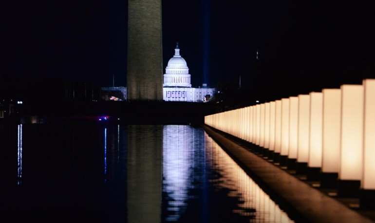 400 ngọn đèn được bật sáng bên hồ phản chiếu trước Đài tưởng niệm Lincoln Memorial nhằm tưởng nhớ hơn 400 nghìn người Mỹ đã thiệt mạng vì đại dịch Covid-19. (Ảnh: Reuters) Tổng thống đắc cử Mỹ dự lễ tưởng niệm hơn 400 nghìn nạn nhân của Covid-19 -0