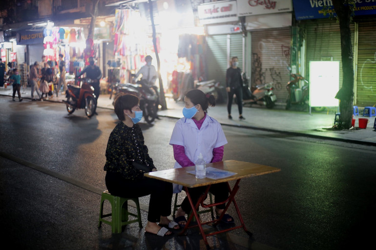 Phố đi bộ hồ Gươm vắng vẻ ngày đầu hoạt động trở lại -0