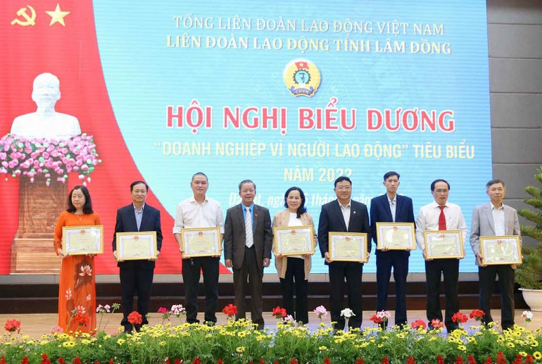 Ban Tổ chức trao bằng khen của UBND tỉnh Lâm Đồng tặng 8 doanh nghiệp có thành tích xuất sắc trong thực hiện chính sách, chế độ đối với người lao động. Lâm Đồng biểu dương 30 doanh nghiệp “vì người lao động” tiêu biểu -0
