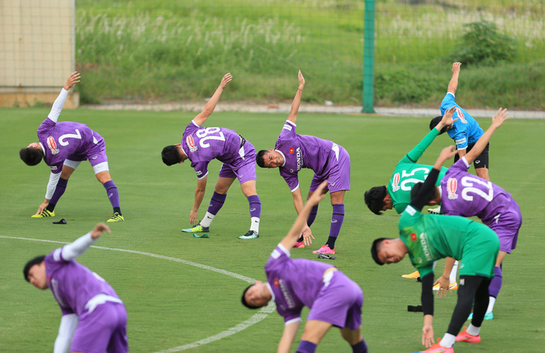 Các tuyển thủ giải phóng sức ì trong buổi tập đầu tiên -6