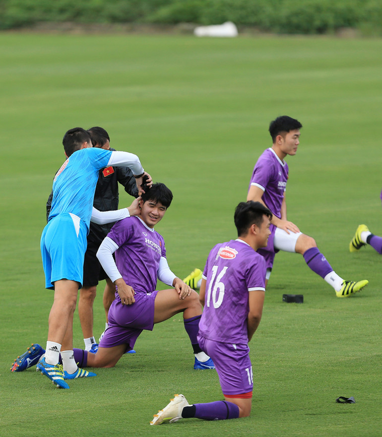 Các tuyển thủ giải phóng sức ì trong buổi tập đầu tiên -0