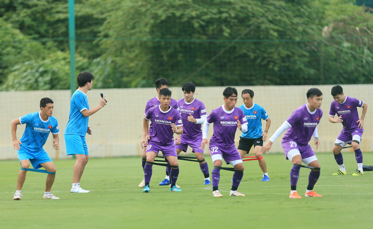 Các tuyển thủ giải phóng sức ì trong buổi tập đầu tiên -4