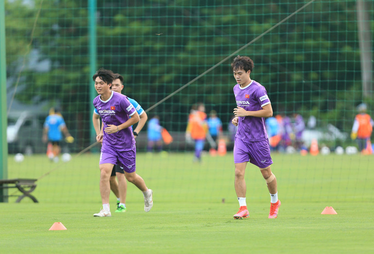 Các tuyển thủ giải phóng sức ì trong buổi tập đầu tiên -0