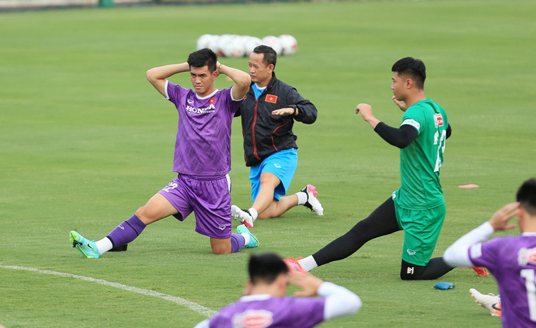 Các tuyển thủ giải phóng sức ì trong buổi tập đầu tiên -2