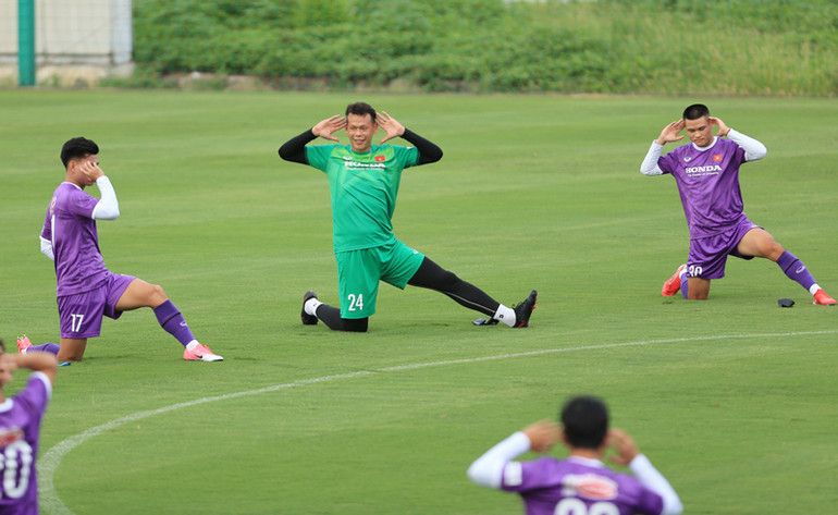 Các tuyển thủ giải phóng sức ì trong buổi tập đầu tiên -1
