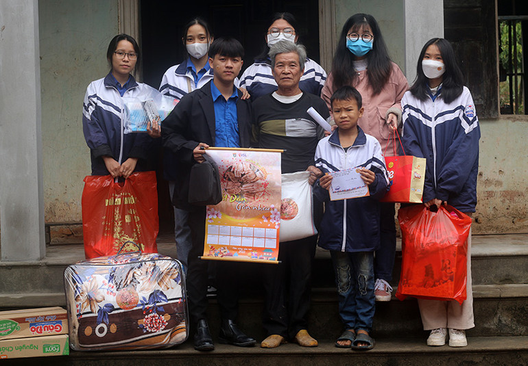 Quà Tết đến sớm với gia đình em Nguyễn Văn Cao (xã Cao Xá, huyện Tân Yên, tỉnh Bắc Giang). Mang yêu thương làm nên “Tết Dần - Gần nhau” -0